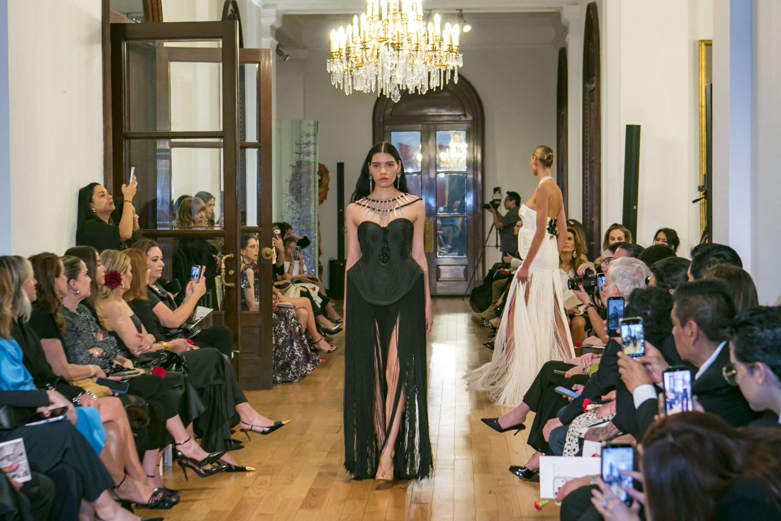 El Deslumbrante Desfile de ‘Folclore’ en la Residencia de la Embajada de España
